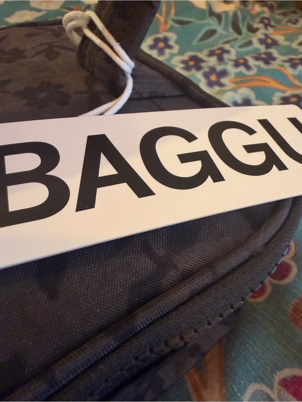 Baggu Small Cosmetic Case in Charcoal Ditsy, NEW - Picture 4 of 7